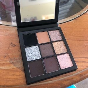 Huda beauty eyeshadow palette
